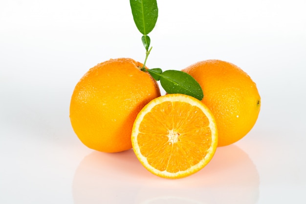 Valencia naranjas sobre fondo blanco