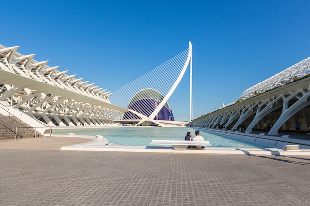 VALENCIA SPANIEN 18. JUNI 2015 Junges Paar entspannt sich am Pool mit Blick auf Oceanogràfic in der Stadt der Künste und Wissenschaften in Valencia, Spanien