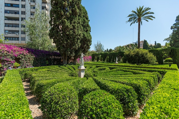 VALENCIA SPANIEN 19. Juni 2015 Fragmente der Monforte-Gärten mit Büschen und Statuen in Valencia Spanien Parklandschaftskonzept