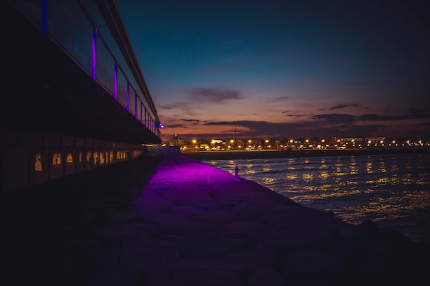 Valencia Strand bei Nacht, vom Hafen aus gesehen, Spanien