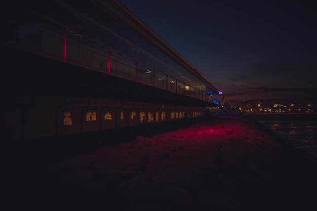 Valencia Strand bei Nacht, vom Hafen aus gesehen, Spanien