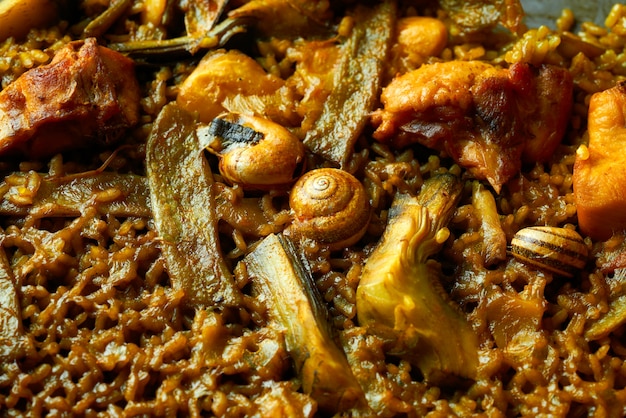 Valencianische Paella mit Huhn und Kaninchen