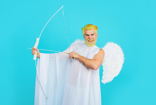 Valentín ángel en alas blancas dispara flecha de amor desde el arco celebración del día de San Valentín flecha del amor