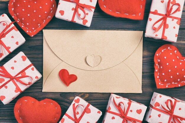 Valentine, caja de regalo en envoltorio navideño, copia espacio para diseño