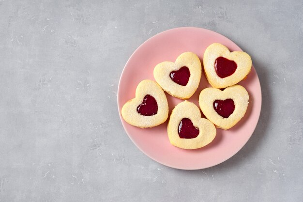 Valentine cookies en un plato rosa