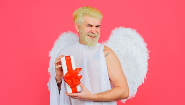 Valentine Cupid mit Geschenk Engel mit Geschenk Valentinstag lächelnder Mann mit weißen Flügeln