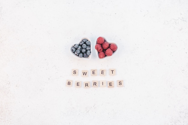 Valentine Day-Zusammensetzungsbeeren in den Herzplatten