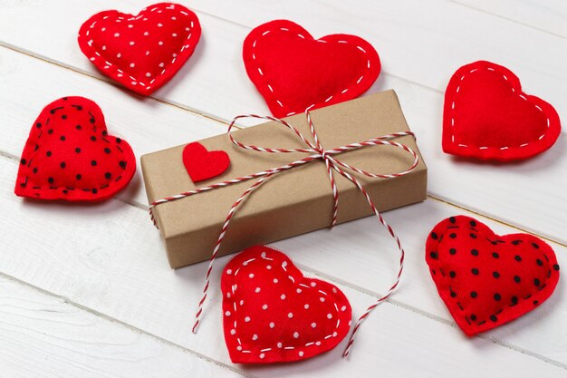 Valentine Geschenkbox mit roten Herzen