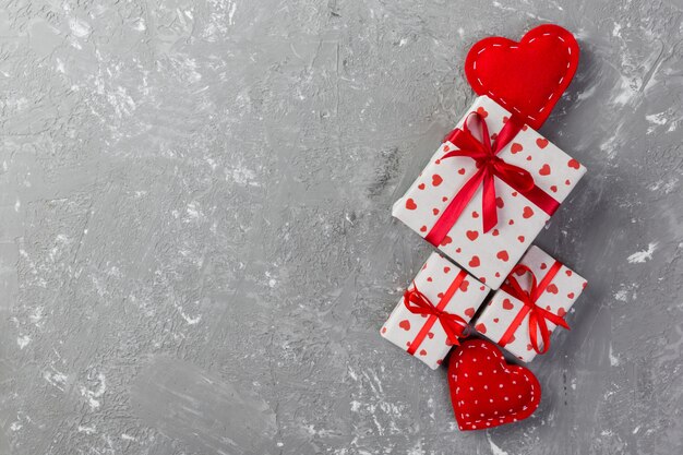 Valentine Geschenkboxen mit roten Herzen