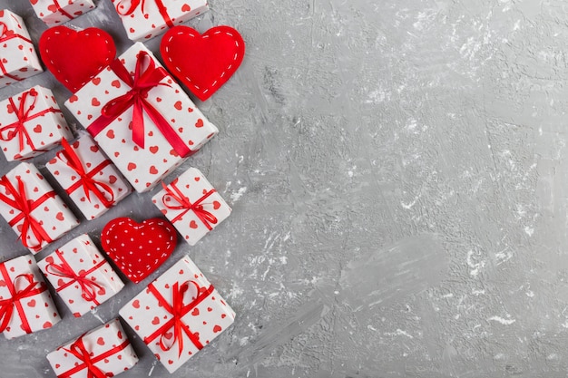 Valentine Geschenkboxen und roten Herzen