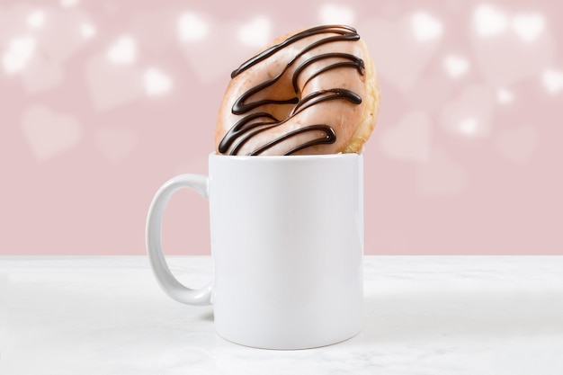 Valentine inspirierte 11 Unzen weiße Kaffeetasse Mockup mit Donut