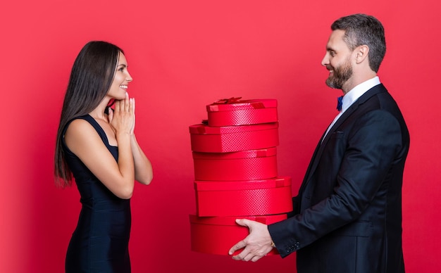 Valentine verliebtes Paar isoliert auf rot Valentine verliebtes Paar im Studio