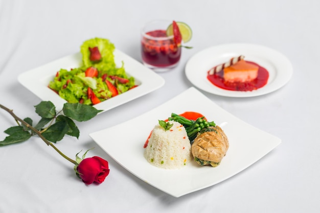 Valentine39s Tag besonderes Abendessen Kurs Speiseteller auf weißem Hintergrund isoliert Valentine39s Mahlzeit Teller Valentine39s Tag Lebensmittelangebot