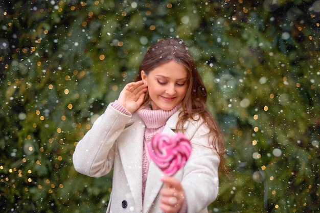 Valentine39s-Tageskonzept Frau in der Liebe Frau, die roten Heartshape Lollypop auf Stock erweitert