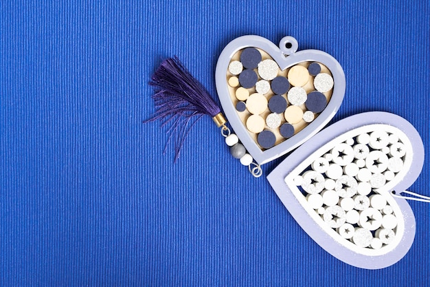 Foto valentines day romance amor dos corazones en un fondo azul con espacio de copia