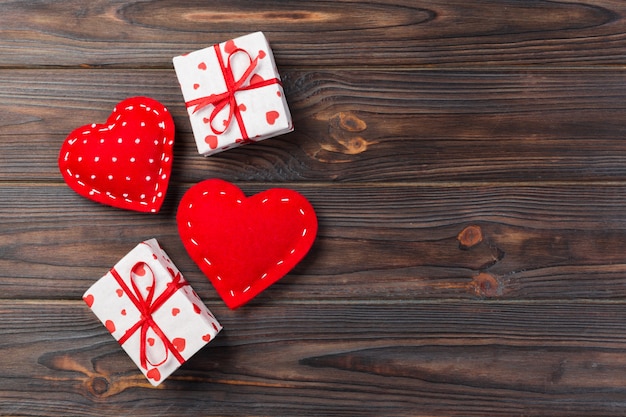 Valentinsgrußgeschenkboxen und handgemachte Herzen, Draufsicht