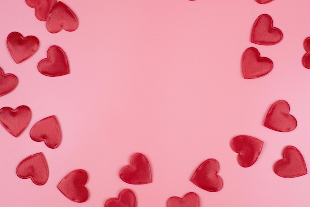 valentinsgrußherzen auf rosa hintergrundliebes- und feierkonzept