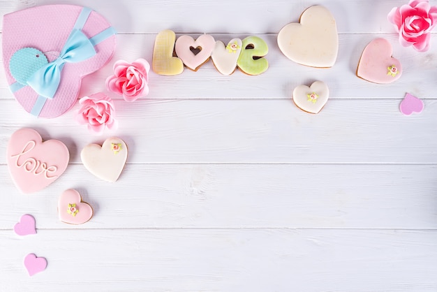 Valentinsgrußtagesgeschenkboxen mit Herzplätzchen auf weißem hölzernem Hintergrund.