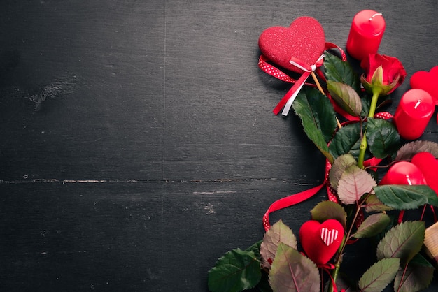 Valentinstag-Banner. Rosen und ein Geschenk. Auf einem hölzernen Hintergrund. Ansicht von oben. Freiraum für Ihren Text.