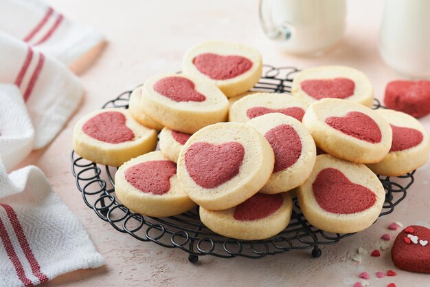 Valentinstag Cookies Shortbread Cookies in einem süßen roten Herzen auf rosa Platte auf rosa Hintergrund Muttertag Womans Tag Süße Feiertage backen Draufsicht