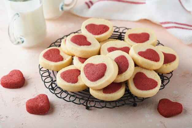 Valentinstag Cookies Shortbread Cookies in einem süßen roten Herzen auf rosa Platte auf rosa Hintergrund Muttertag Womans Tag Süße Feiertage backen Draufsicht