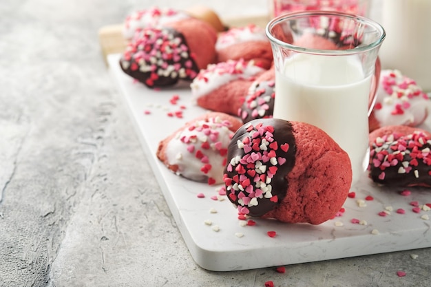 Valentinstag Cookies Shortbread Cookies mit Glasur weiße und dunkle Schokolade und Herz Streuseln auf Platte auf weißem Hintergrund Muttertag Womans Tag Süße Feiertage backen Draufsicht