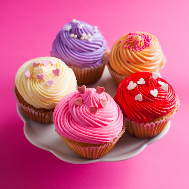 Valentinstag-Cupcakes auf dem kleinen Stand, Platz für Text