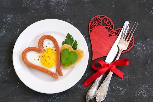 Valentinstag Das Frühstück besteht aus Rührei mit herzförmigem Brot.