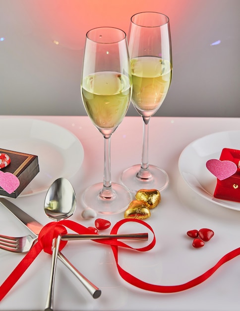 Valentinstag Date mit Süßigkeiten Herzen, Champagnergläser und eleganten Tisch
