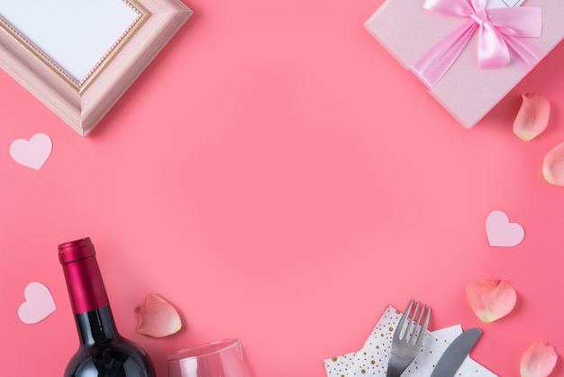 Valentinstag Design-Konzept Hintergrund mit rosa Blütenblättern und Geschenkbox
