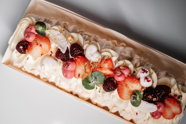 Foto valentinstag-dessert mit früchten in der weißen schachtel von oben