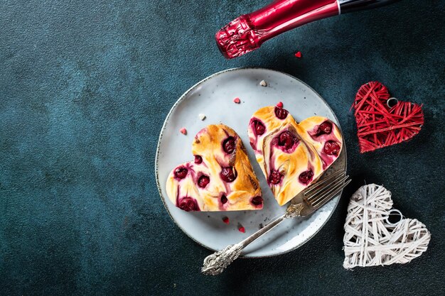 Valentinstag-Dessert. Valentinstag-Dessert. Herzförmiger Käsekuchen-Brownie mit Kirsche. Nachtisch zum Muttertag. Vatertagsdessert. Kuchen zum frauentag. Herz-Käsekuchen. Herzkuchen.