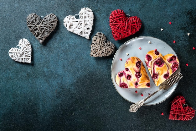 Valentinstag-Dessert. Valentinstag-Dessert. Herzförmiger Käsekuchen-Brownie mit Kirsche. Nachtisch zum Muttertag. Vatertagsdessert. Kuchen zum frauentag. Herz-Käsekuchen. Herzkuchen.