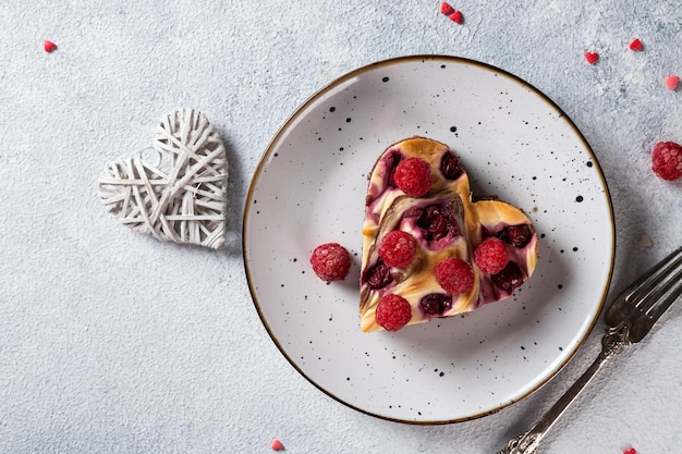 Valentinstag-Dessert Valentinstag-Dessert Käsekuchen-Brownie in Herzform mit Kirsche Muttertags-Dessert Vatertags-Dessert Frauentagskuchen Herz-Käsekuchen Herzkuchen