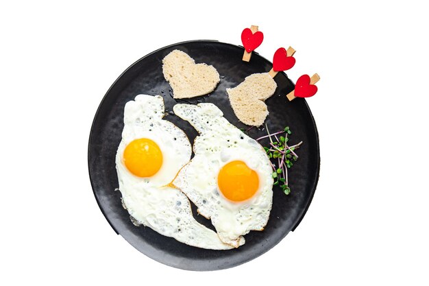 Valentinstag Ei Frühstück auf dem Tisch Rührei Spiegeleier Herzform Liebe Urlaub Dekoration