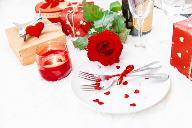 Valentinstag. Eine schöne Geschenkreise. Selektiver Fokus