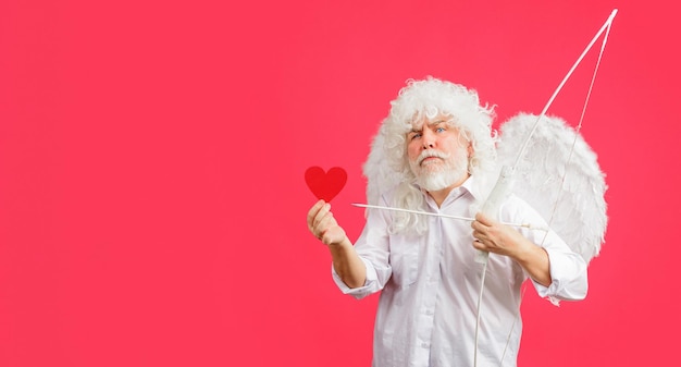 Valentinstag Engel in weißen Flügeln mit Pfeil und Bogen halten rotes Papier Herz Valentinstag Amor Liebe