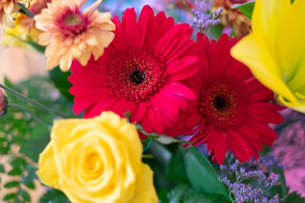 Valentinstag, Frauentag, Geburtstag, Feiertag. Nahaufnahme eines Ausschnittfotos eines Straußes frischer Blumen