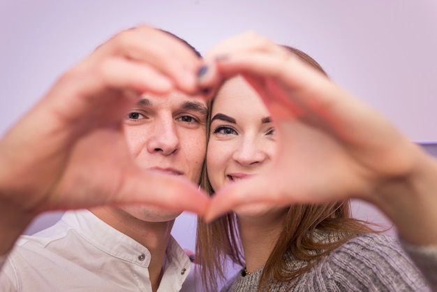 Valentinstag. Freund überrascht sein verliebtes Mädchen