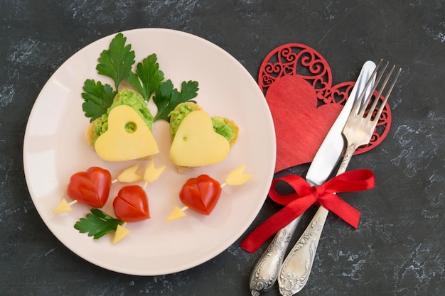 Valentinstag Frühstück, Avocado und Käsetoast