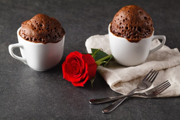 Valentinstag Frühstück mit Kaffee, Kuchen und Blumen