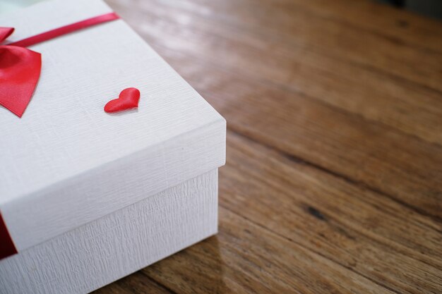 Valentinstag Geschenk. Geschenkbox und rotes Band für romantische Paare.