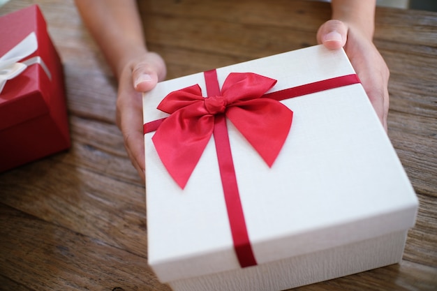 Valentinstag Geschenk. Geschenkbox und rotes Band