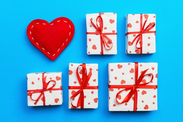 Valentinstag Geschenk in Weihnachtsdekoration