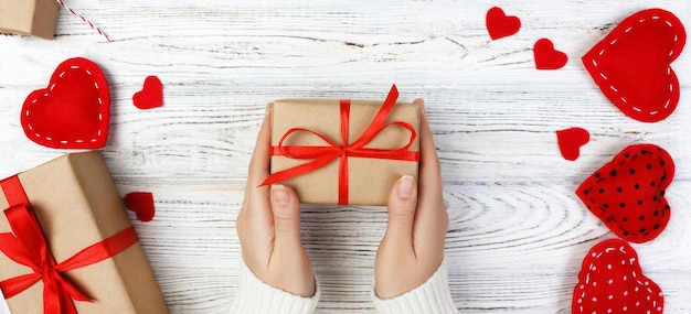 Valentinstag Geschenk in Weihnachtsdekoration