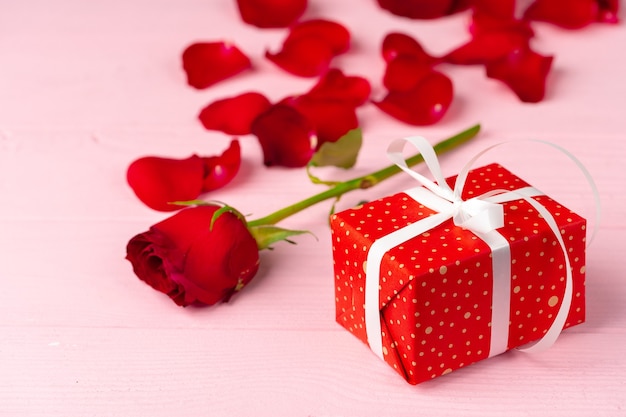 Valentinstag Geschenk und Rose auf Holztisch