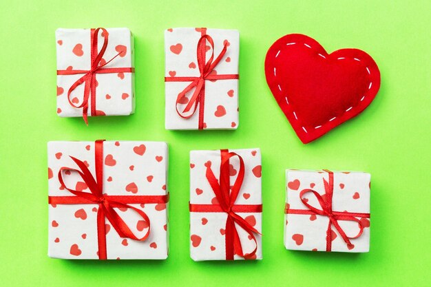 Valentinstag Geschenkbox auf einem farbigen Hintergrund