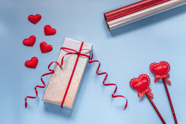 Valentinstag Geschenkbox, rote Stoffherzen und Geschenkpapier