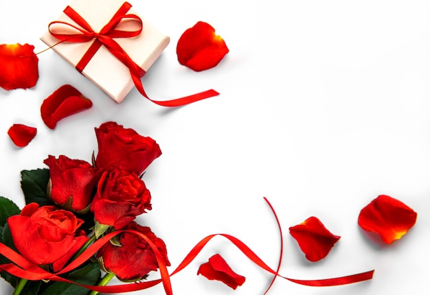 Valentinstag Geschenkbox und rote Rosen Bouquet auf einer weißen Oberfläche