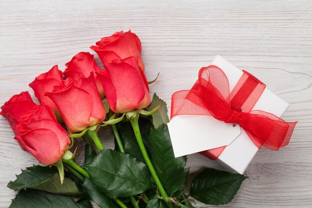 Valentinstag-Geschenkbox und rote Rosen